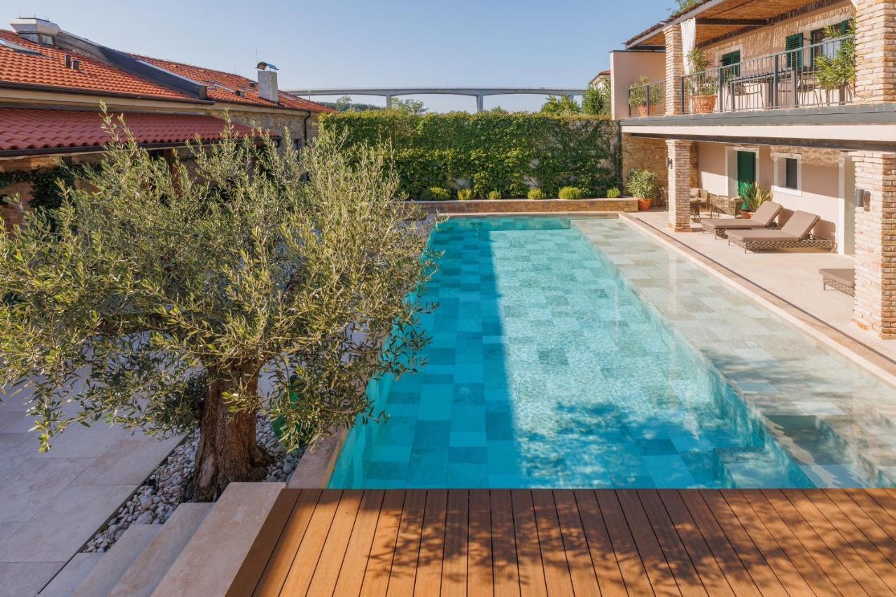 Vila Robida & Spa Črni Kal エクステリア 写真
