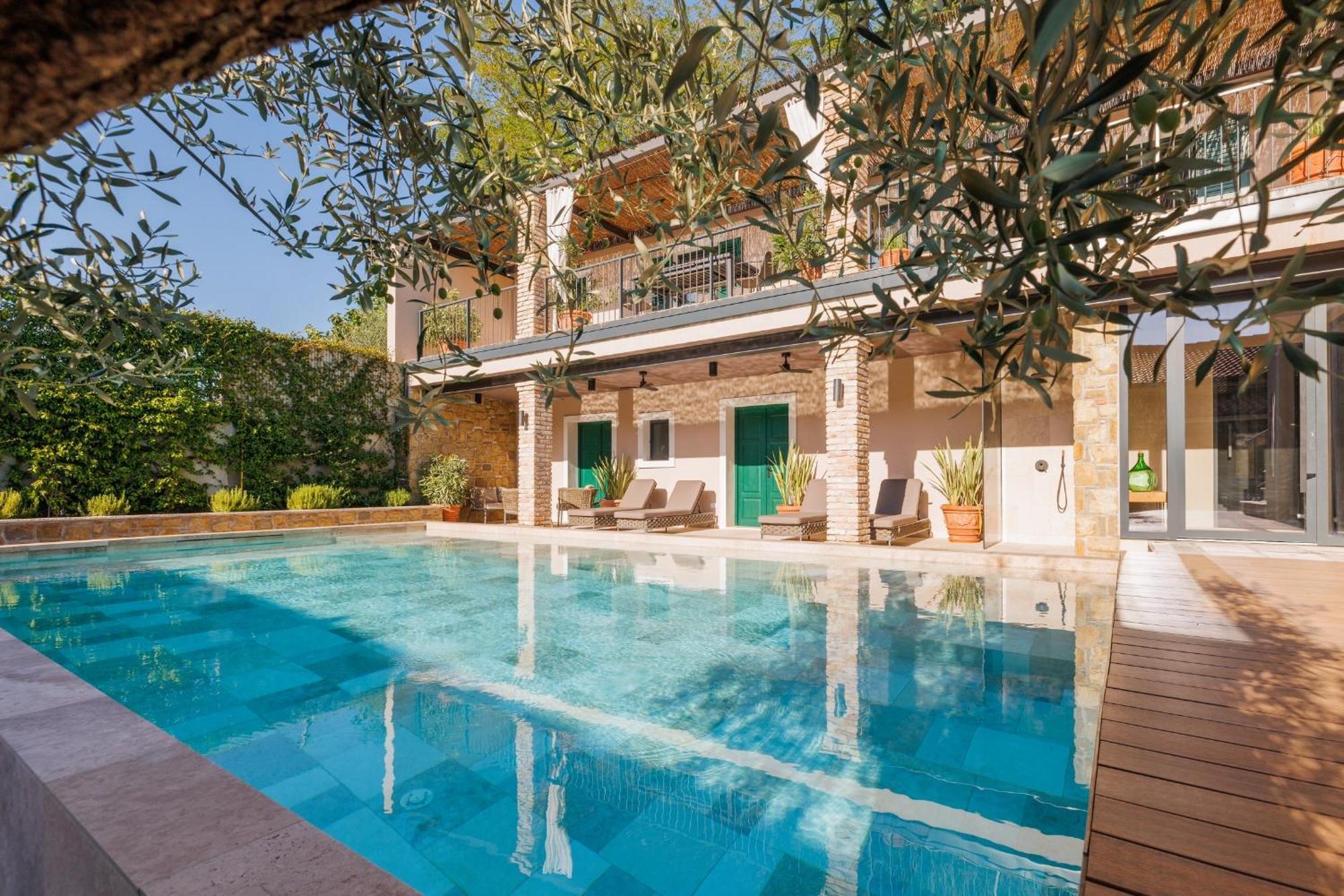 Vila Robida & Spa Črni Kal エクステリア 写真